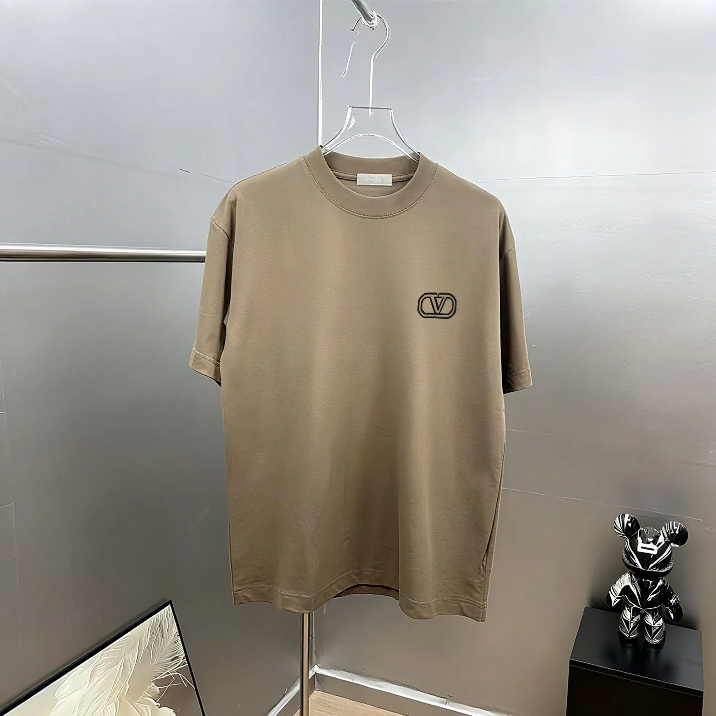 valent*no *Warren Classic embroidered logo letter "Difference currency fabric" Double yarn pure cotton top 7a antibacterial short-sleeved tee The upper body is very comfortable, Same Style half sleeves for men and women, dropped shoulders and loose version Color: Black White Coffee Brown Size: S (90-130 pounds) M (125-150 pounds) L (135-165 pounds) XL (160-190 pounds) XXL (185-220 pounds)